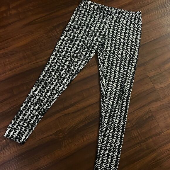 White Black Leggings - Like New Size Medium - Pattern - Stretch Leggings - Picture 2 of 3